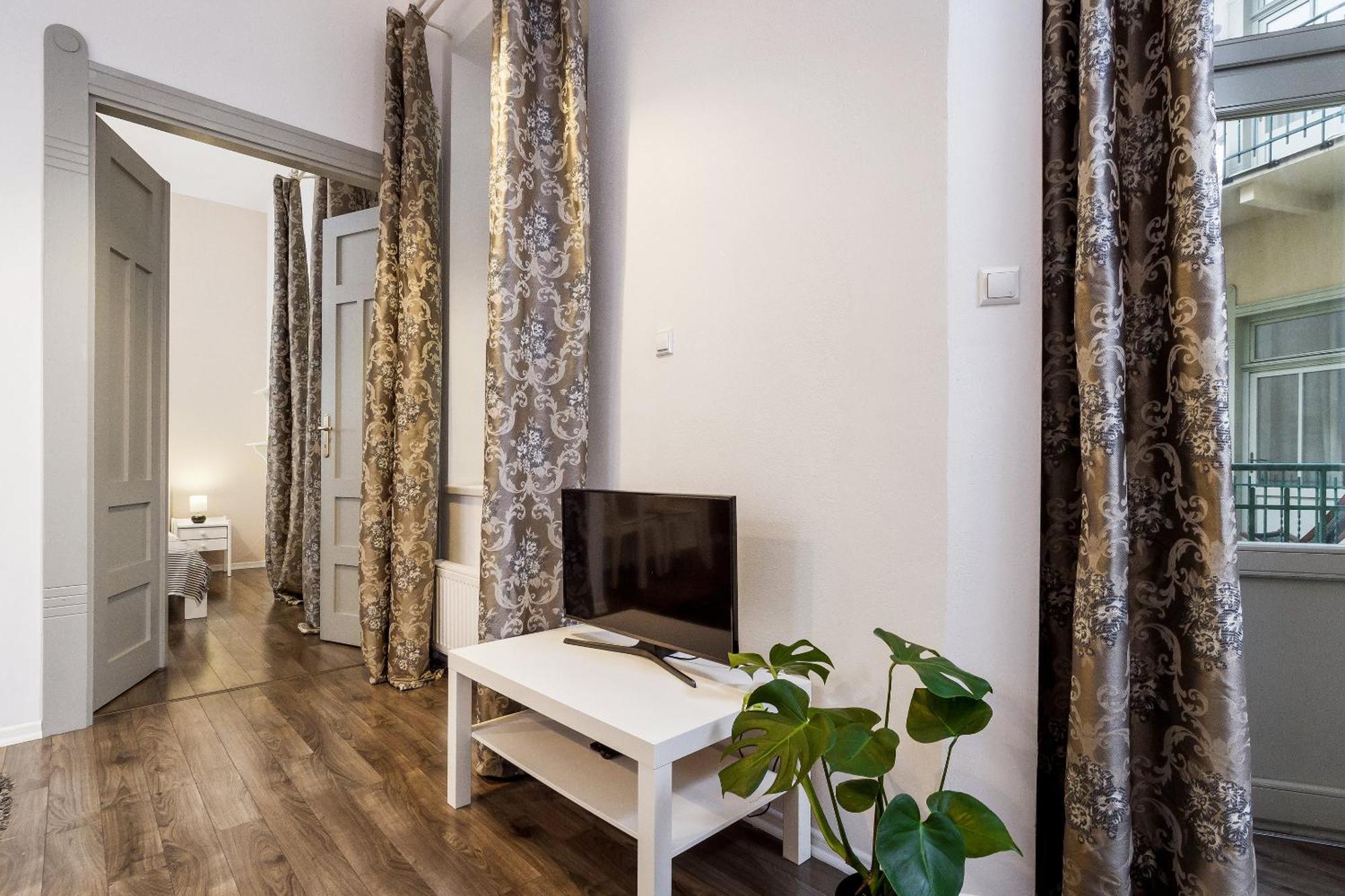 Main Station - 8 Rakowicka Street Apartment คราคูฟ ภายนอก รูปภาพ