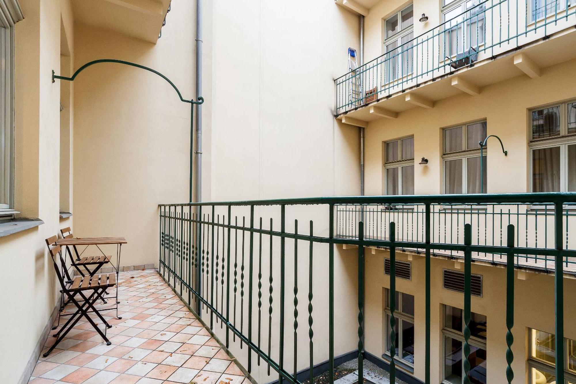 Main Station - 8 Rakowicka Street Apartment คราคูฟ ภายนอก รูปภาพ